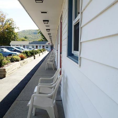 Monument Mountain Motel เกรทบาร์ริงตัน ภายนอก รูปภาพ